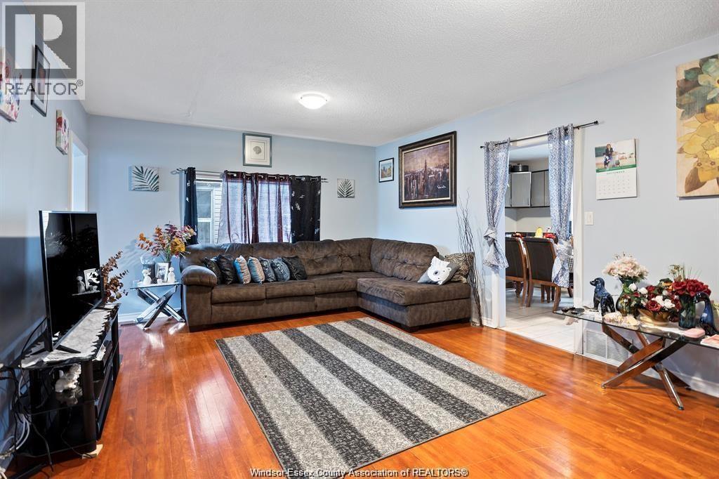 4 Hazelton Street, Leamington, ON - Indoor Photo Showing Living Room