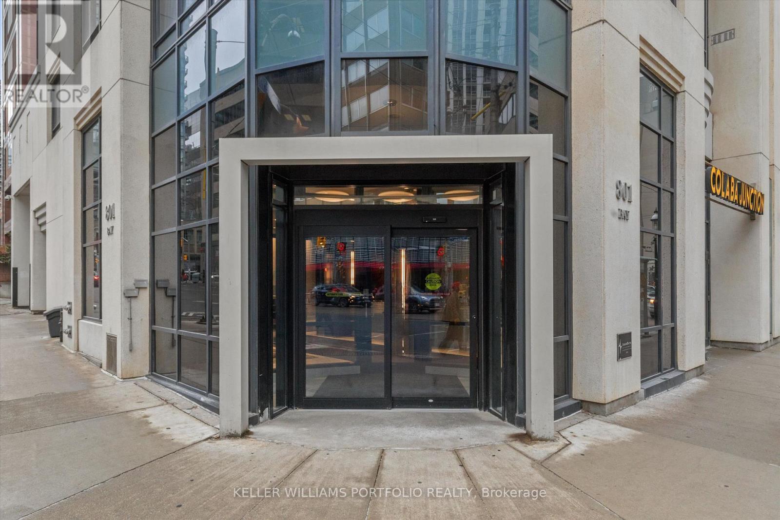 205 - 801 Bay Street, Toronto, ON - Outdoor