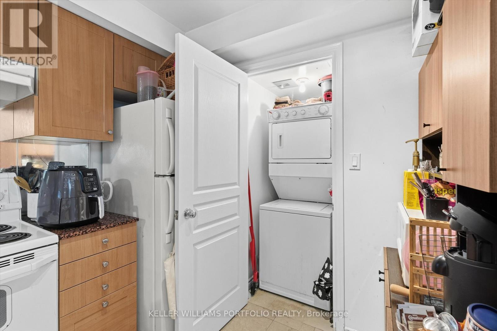 205 - 801 Bay Street, Toronto, ON - Indoor Photo Showing Laundry Room