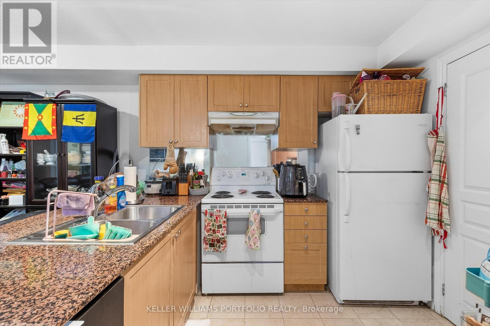 205 - 801 Bay Street, Toronto, ON - Indoor Photo Showing Kitchen With Double Sink
