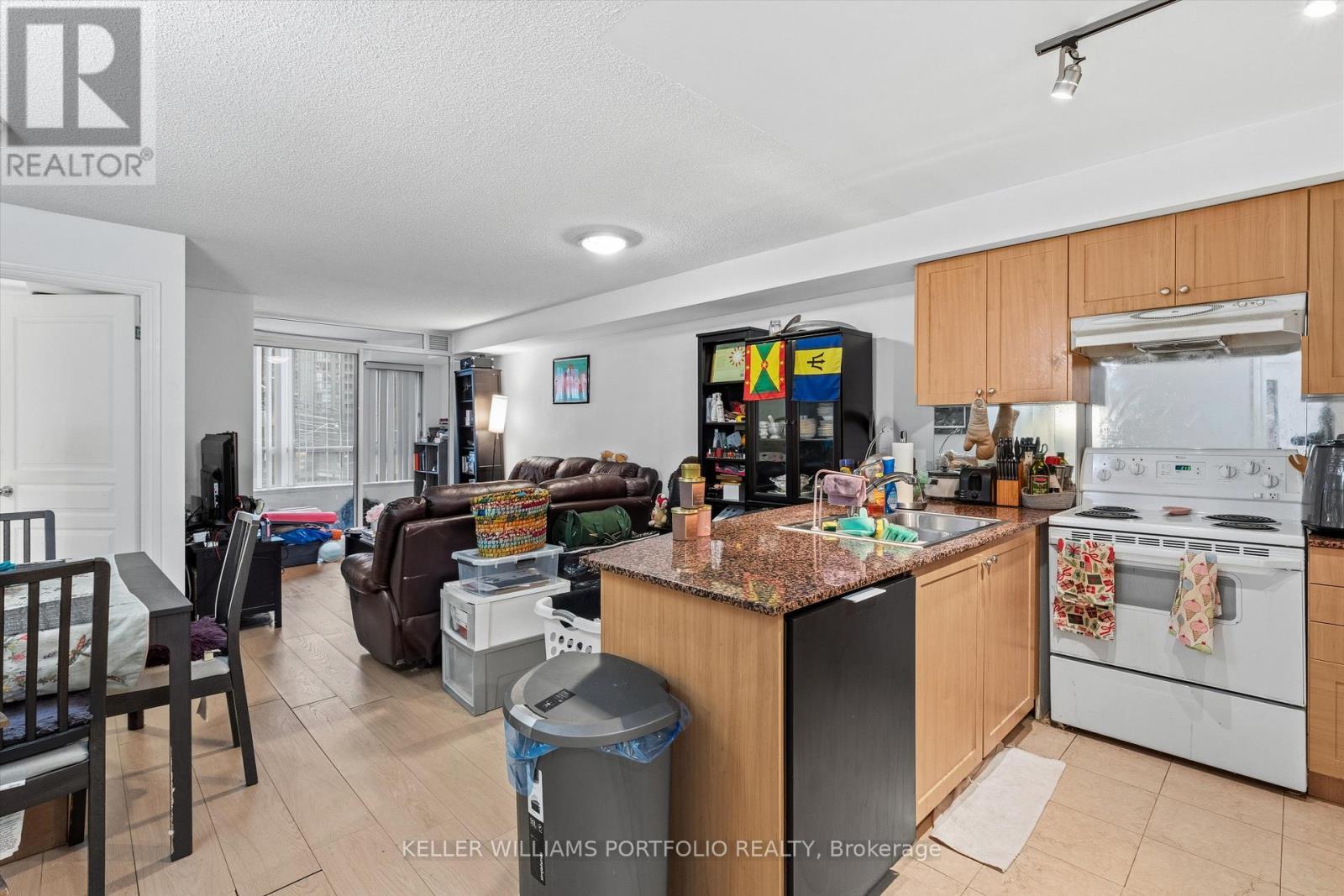 205 - 801 Bay Street, Toronto, ON - Indoor Photo Showing Kitchen
