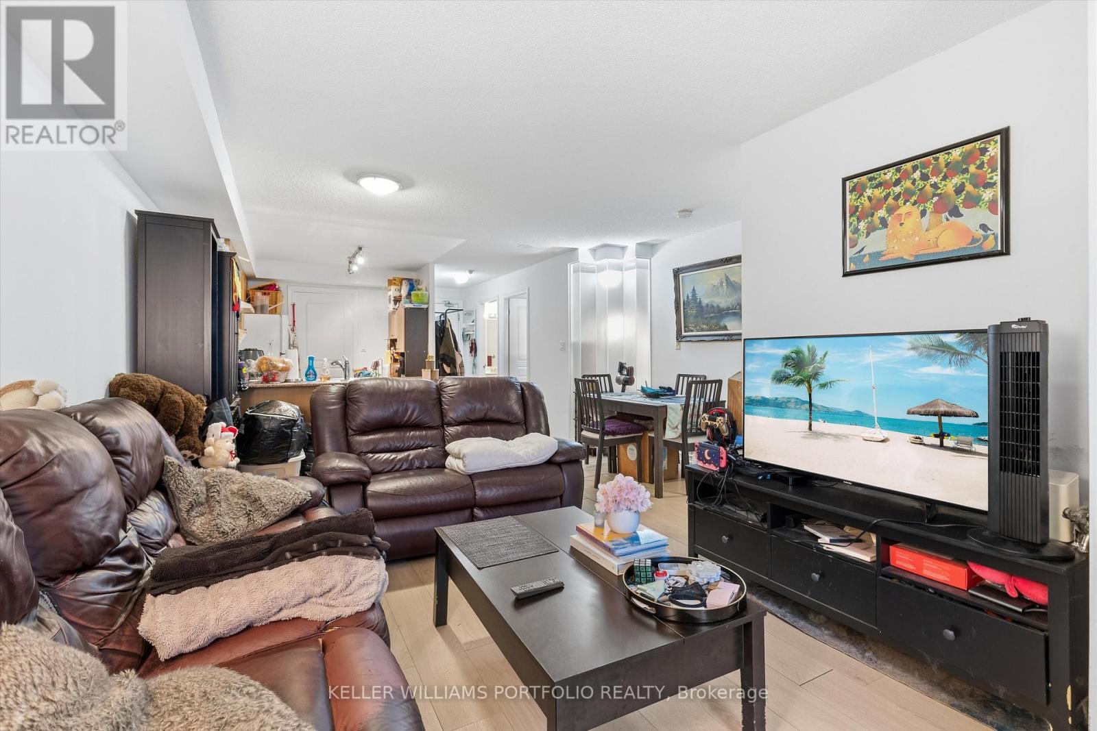 205 - 801 Bay Street, Toronto, ON - Indoor Photo Showing Living Room