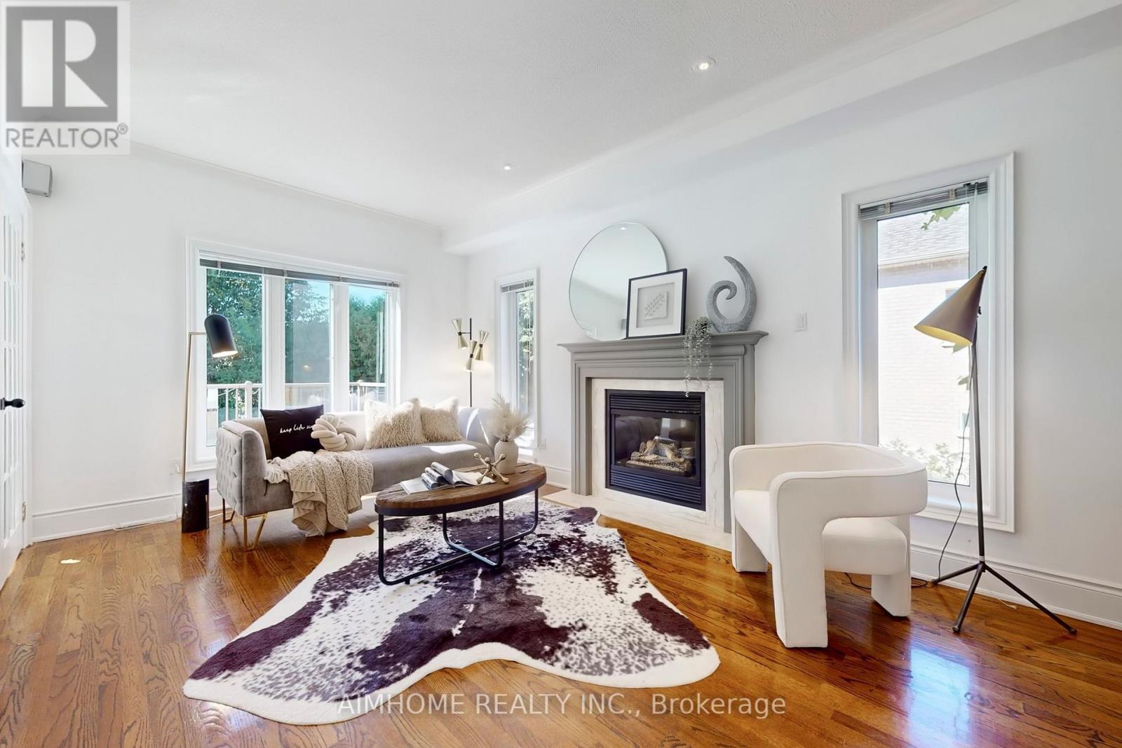 812 Foxcroft Boulevard, Newmarket, ON - Indoor Photo Showing Living Room With Fireplace