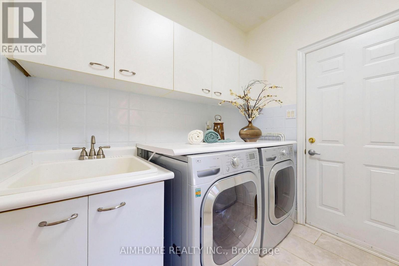 812 Foxcroft Boulevard, Newmarket, ON - Indoor Photo Showing Laundry Room