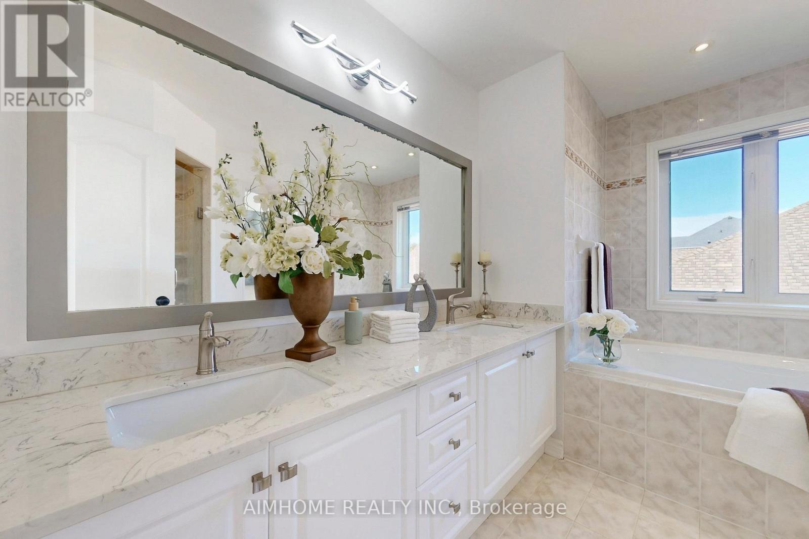 812 Foxcroft Boulevard, Newmarket, ON - Indoor Photo Showing Bathroom