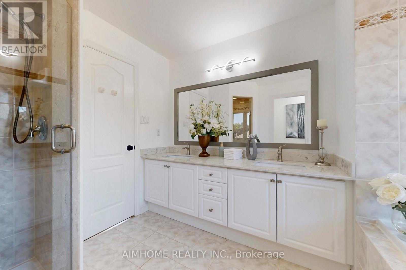 812 Foxcroft Boulevard, Newmarket, ON - Indoor Photo Showing Bathroom