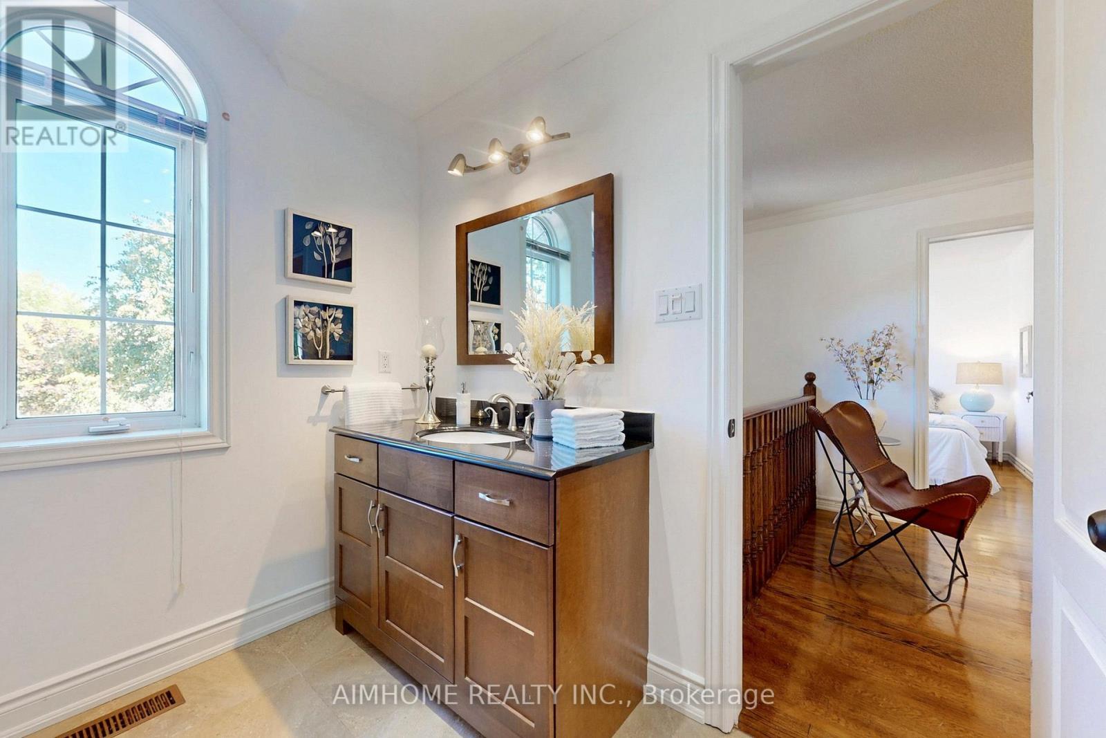 812 Foxcroft Boulevard, Newmarket, ON - Indoor