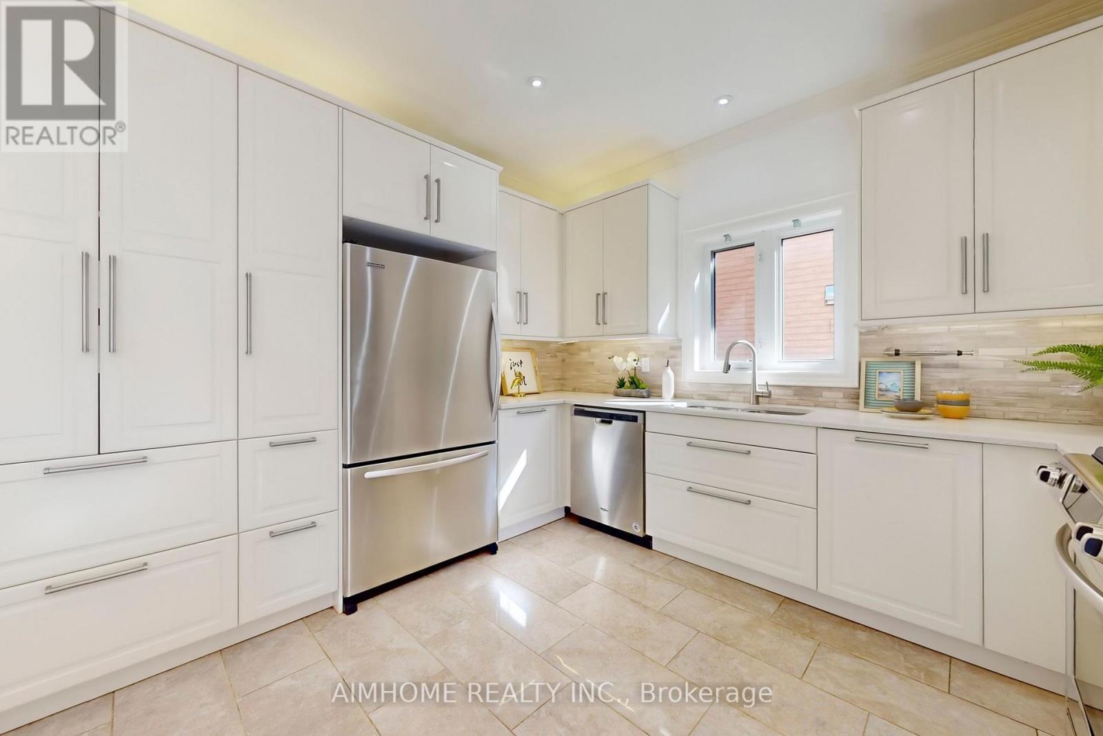 812 Foxcroft Boulevard, Newmarket, ON - Indoor Photo Showing Kitchen