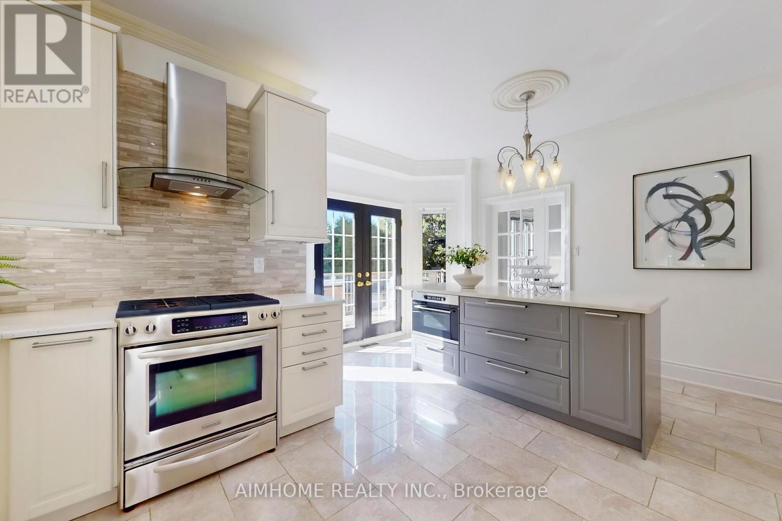 812 Foxcroft Boulevard, Newmarket, ON - Indoor Photo Showing Kitchen With Upgraded Kitchen