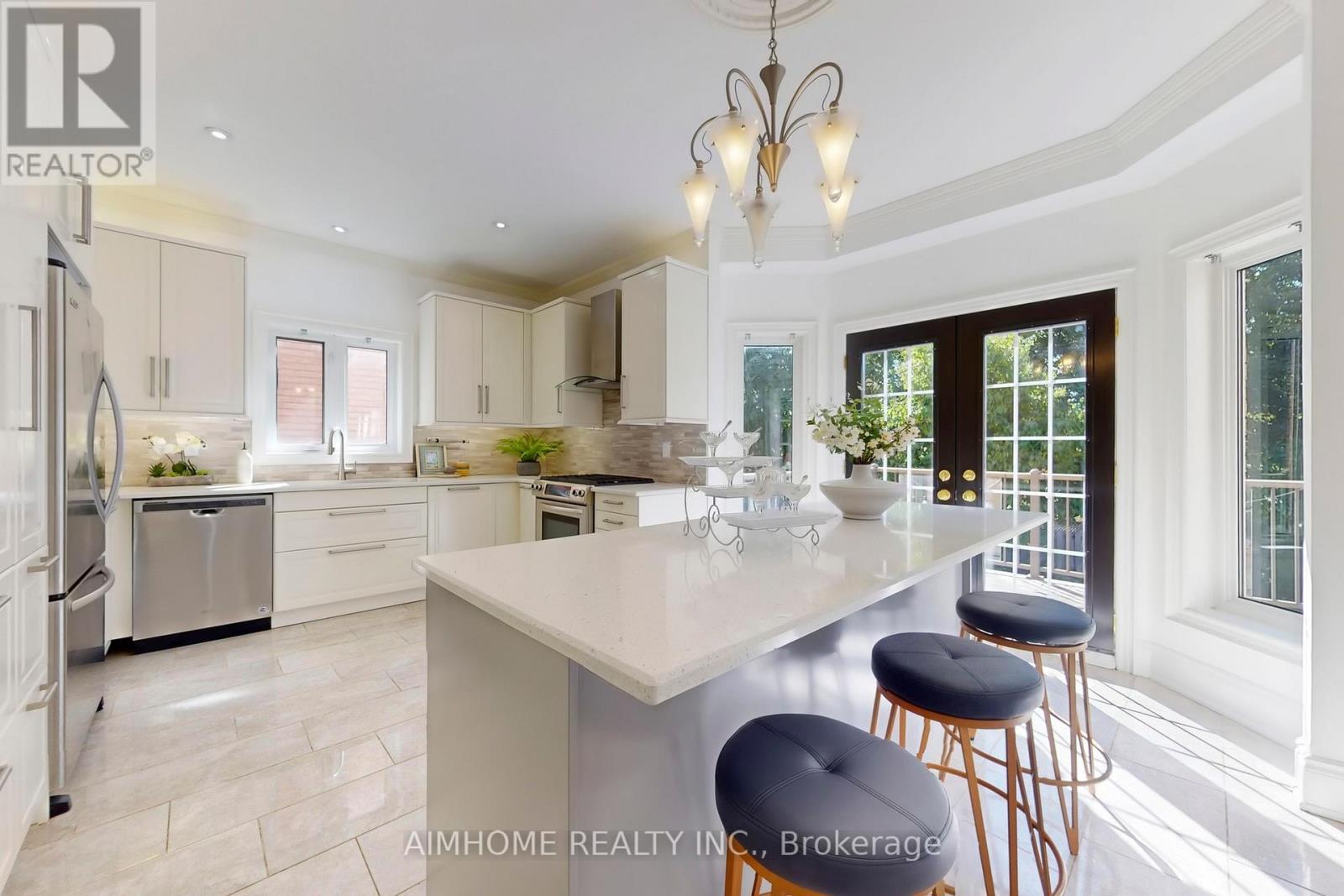 812 Foxcroft Boulevard, Newmarket, ON - Indoor Photo Showing Kitchen With Upgraded Kitchen