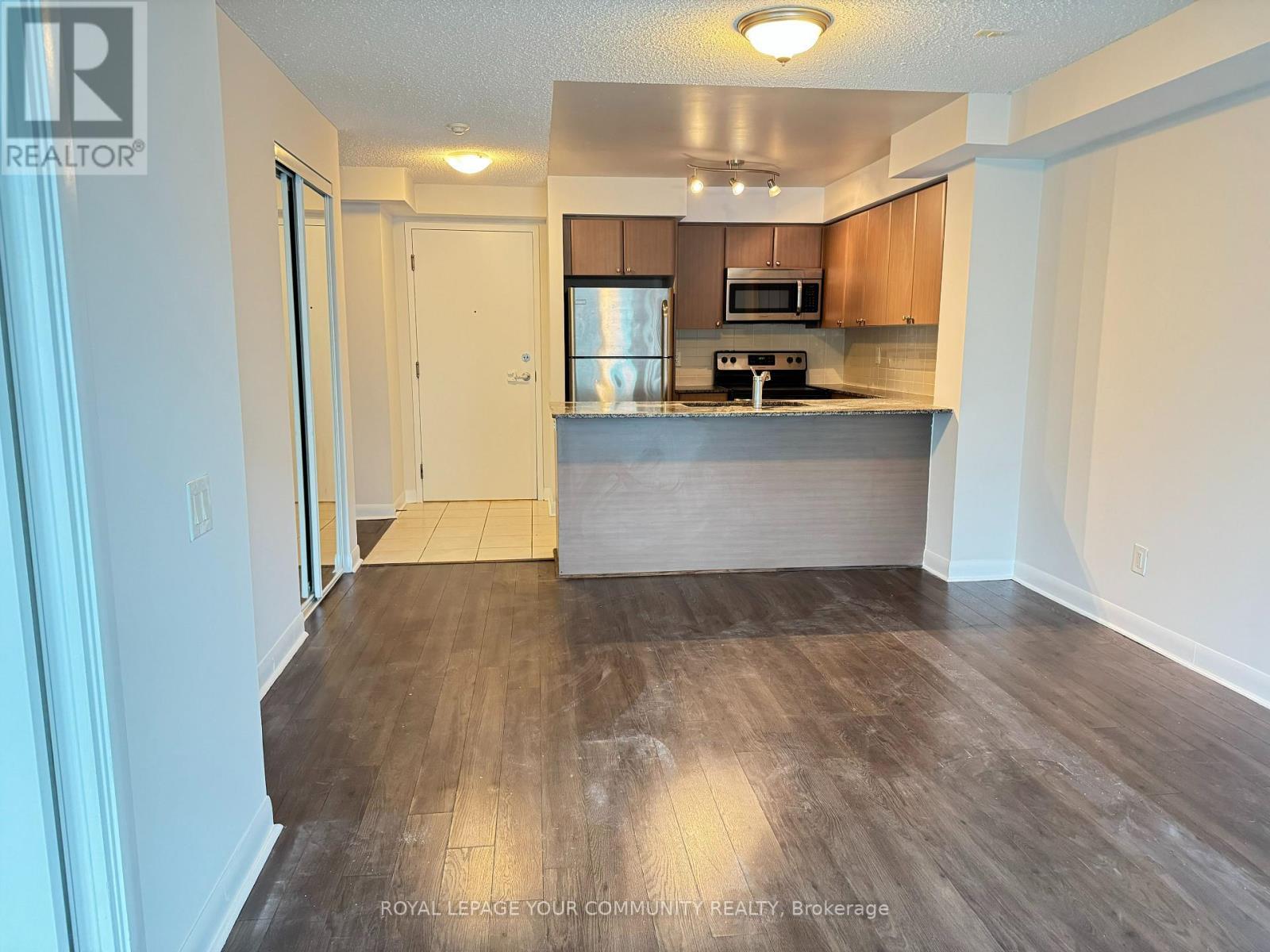 740 - 525 Wilson Avenue, Toronto, ON - Indoor Photo Showing Kitchen