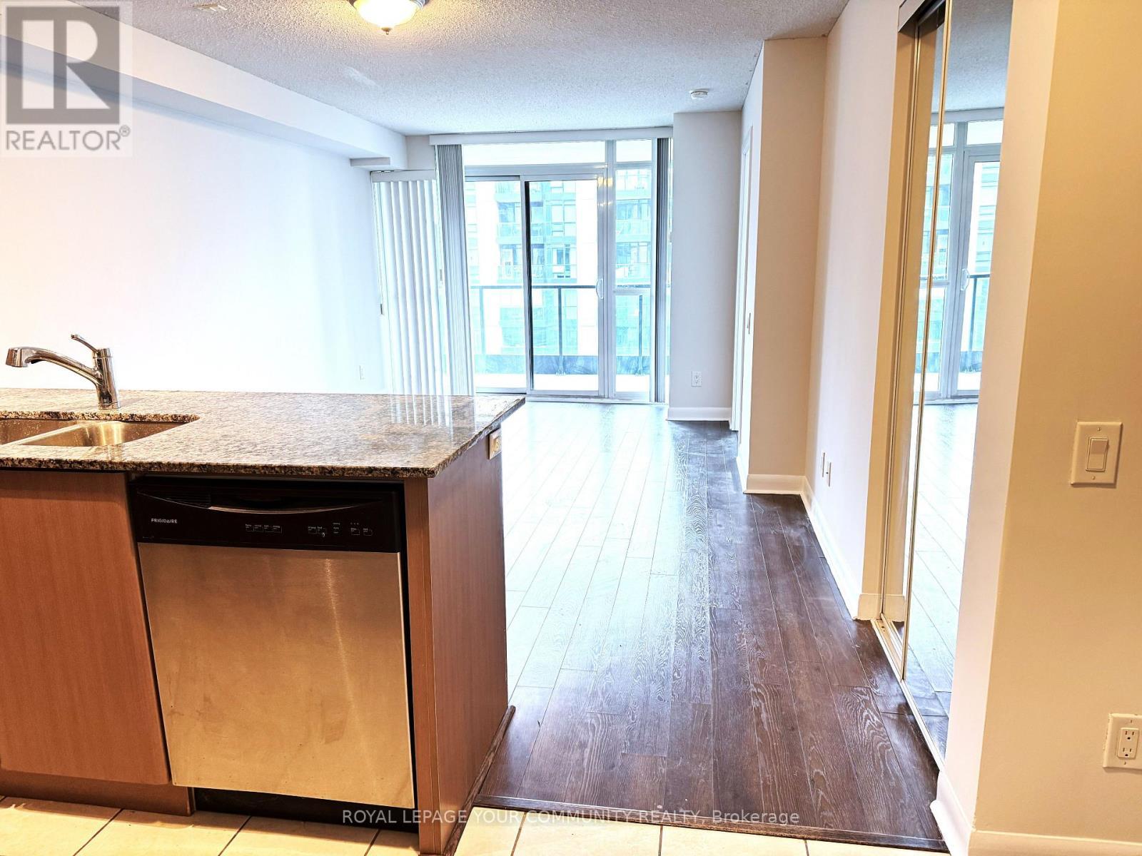 740 - 525 Wilson Avenue, Toronto, ON - Indoor Photo Showing Kitchen With Double Sink