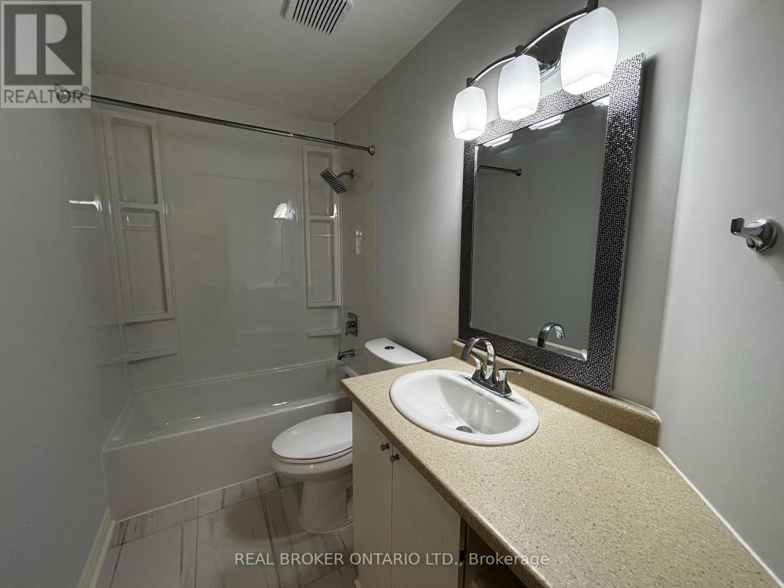 Upper - 102 Bonaventure Drive, London East, ON - Indoor Photo Showing Bathroom
