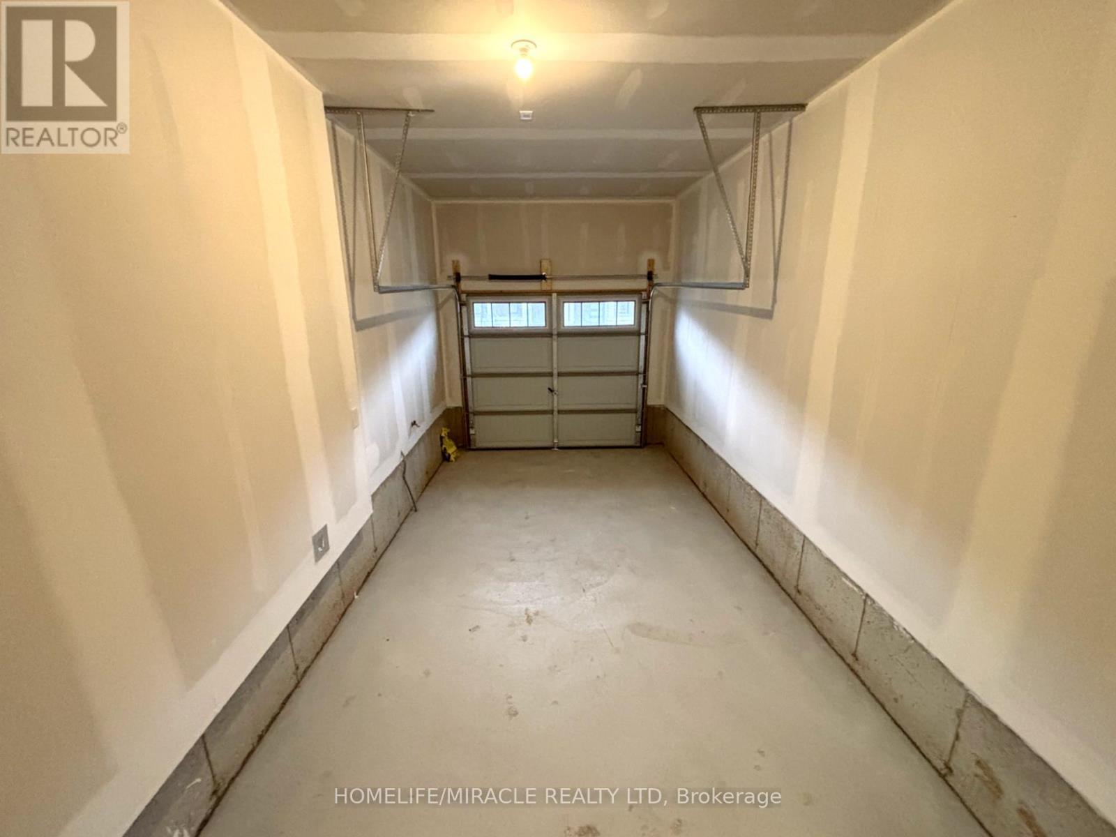 91 Marche Drive, Haldimand, ON - Indoor Photo Showing Garage