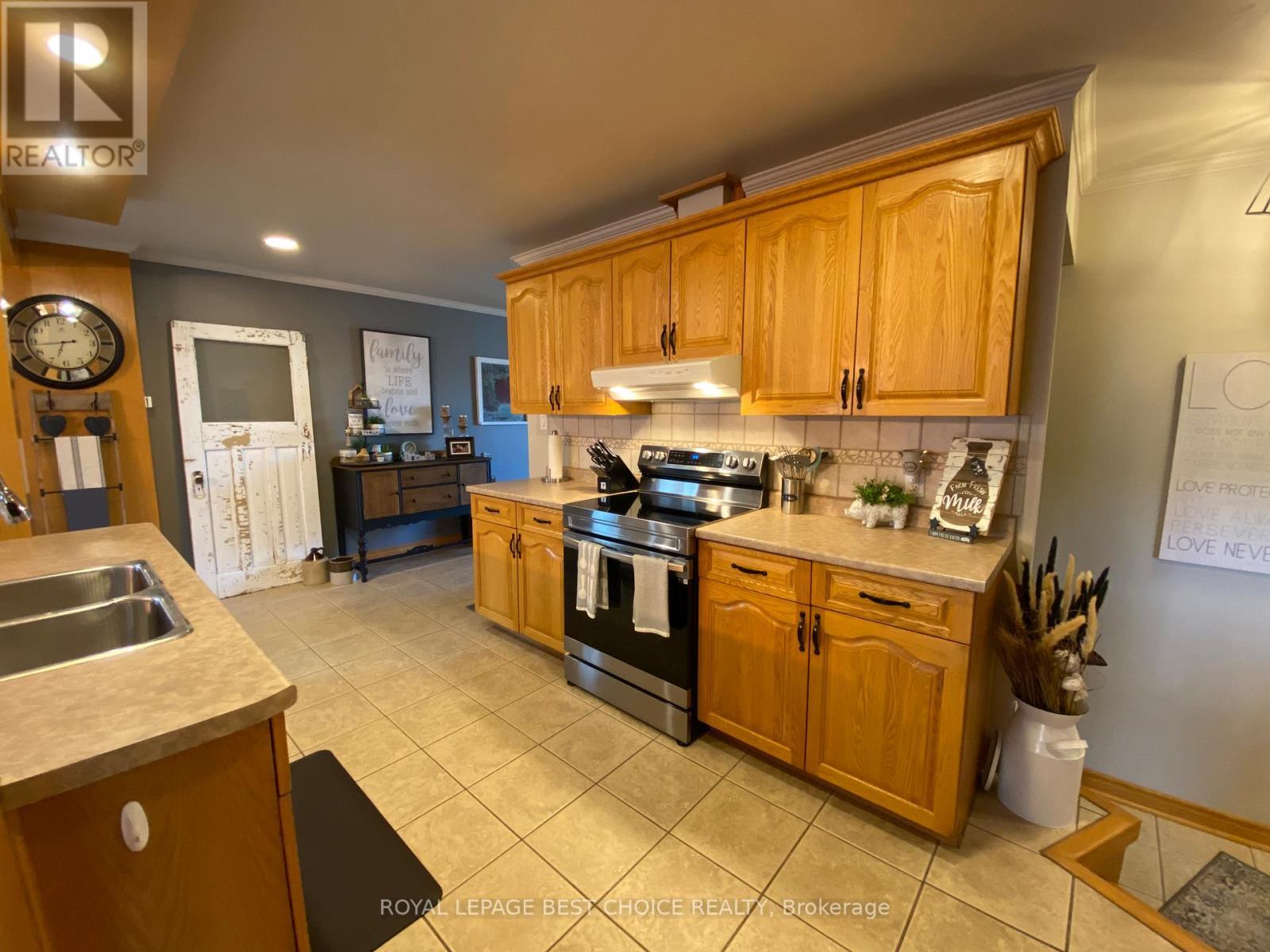140 Caroline Court, Temiskaming Shores (New Liskeard), ON - Indoor Photo Showing Kitchen With Double Sink