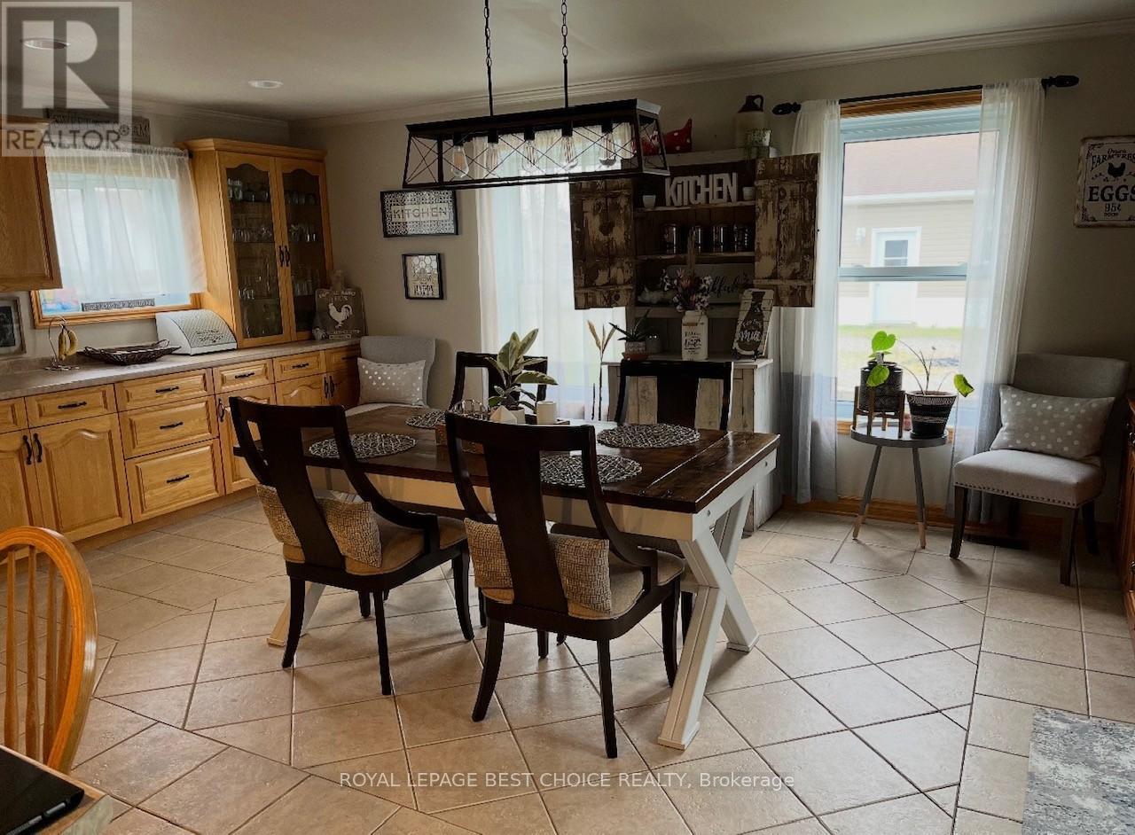 140 Caroline Court, Temiskaming Shores (New Liskeard), ON - Indoor Photo Showing Dining Room