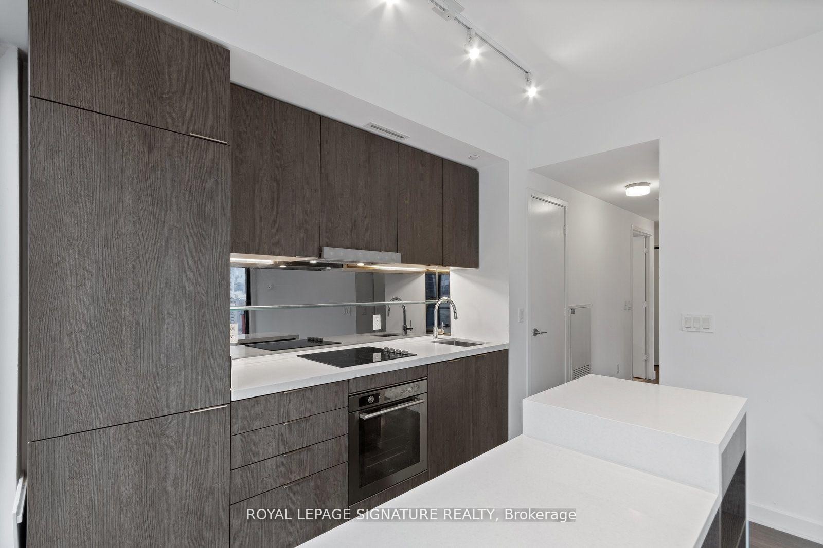 1311-215 Queen Street W, Toronto, ON - Indoor Photo Showing Kitchen