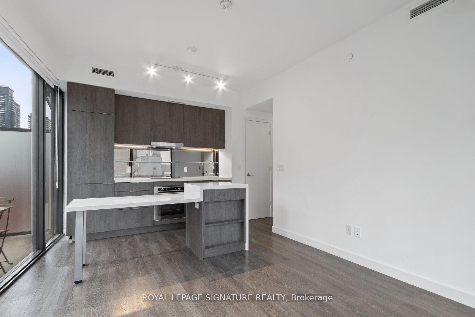 1311-215 Queen Street W, Toronto, ON - Indoor Photo Showing Other Room