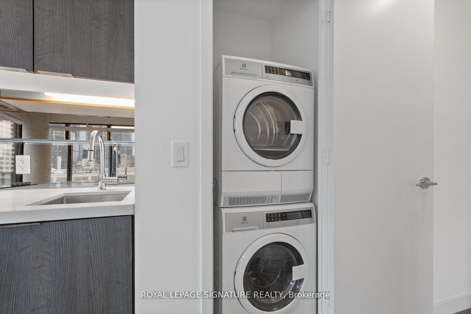 1311-215 Queen Street W, Toronto, ON - Indoor Photo Showing Laundry Room