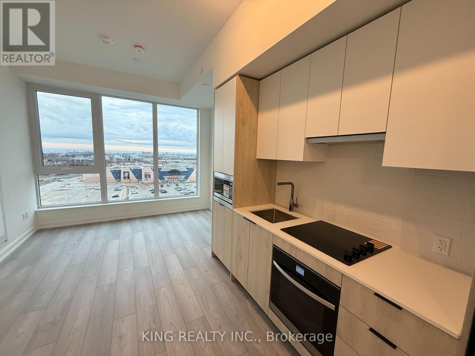 824 - 1007 The Queensway, Toronto, ON - Indoor Photo Showing Kitchen