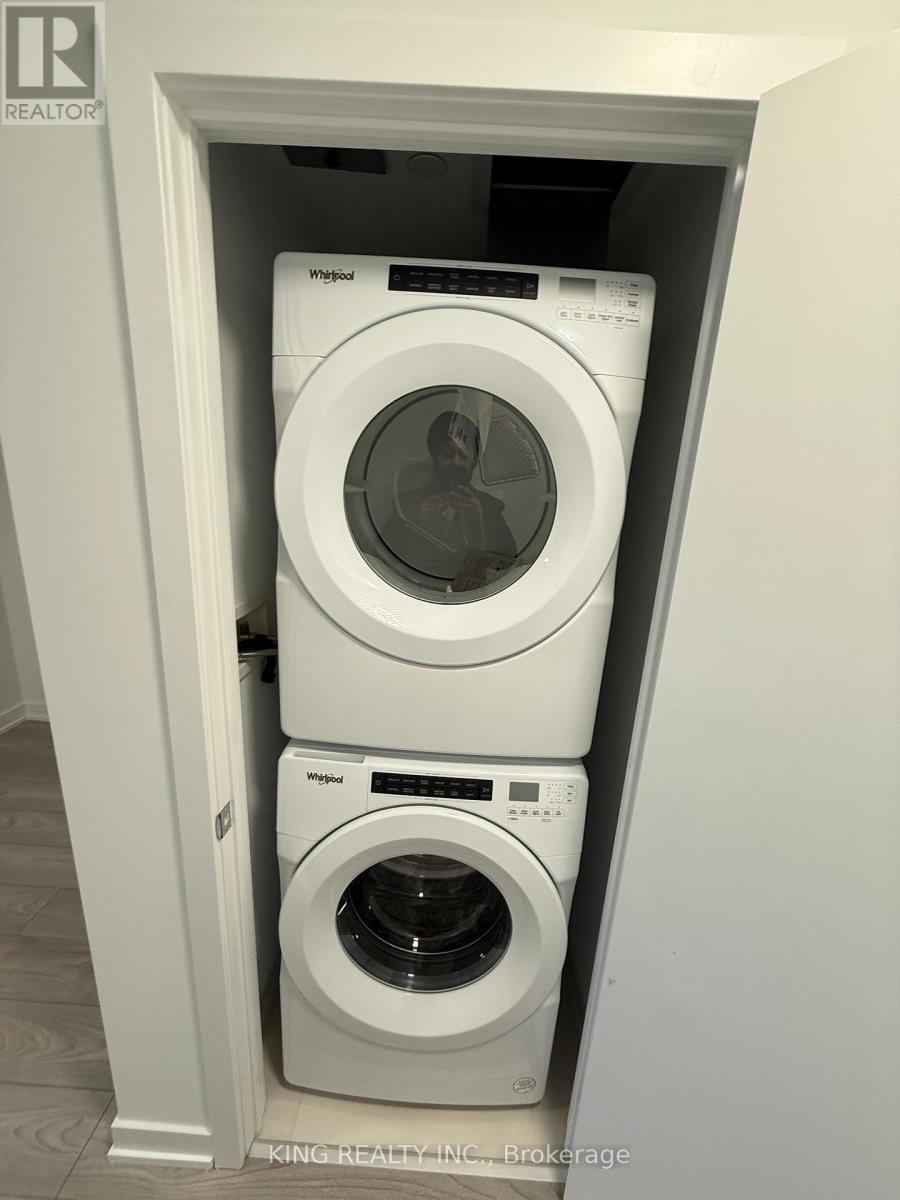 824 - 1007 The Queensway, Toronto, ON - Indoor Photo Showing Laundry Room