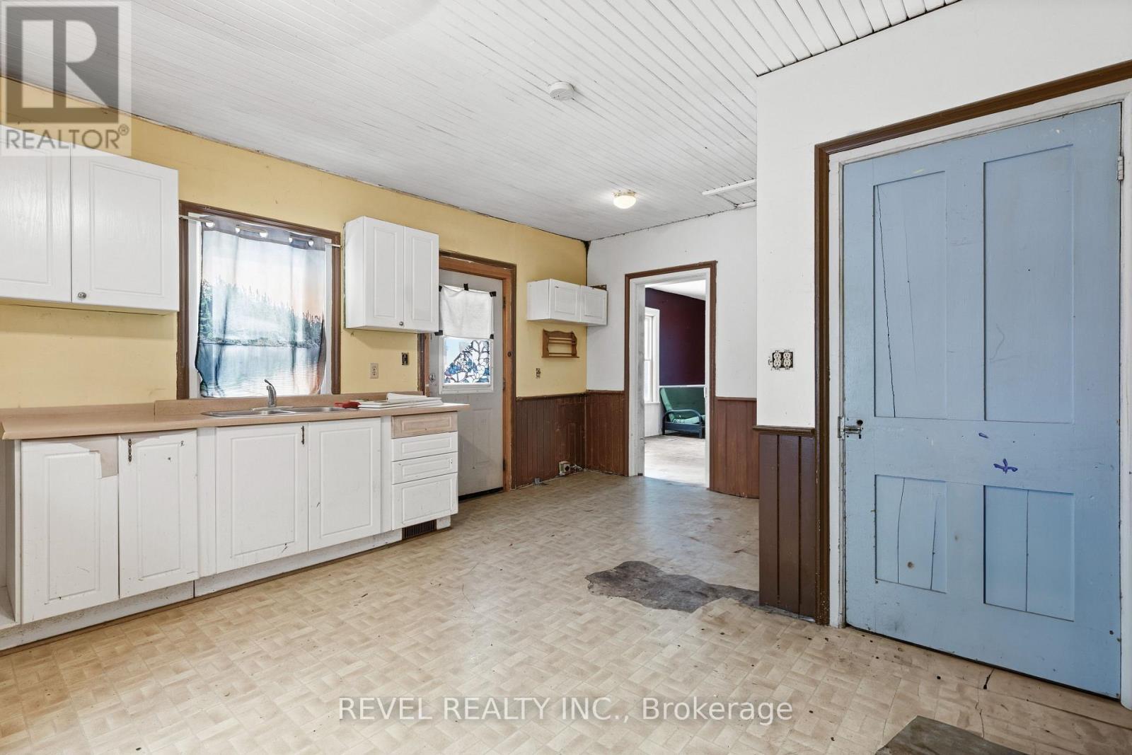 439 Metcalf Street, Tweed (Tweed (Village)), ON - Indoor Photo Showing Kitchen With Double Sink