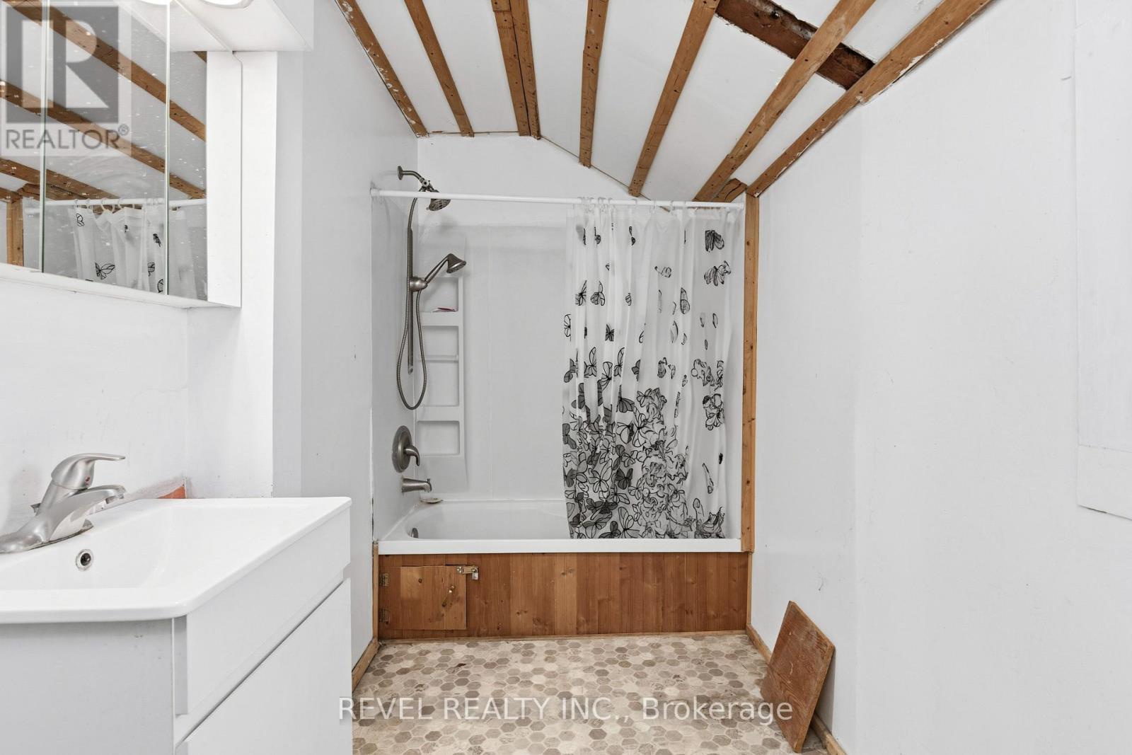 439 Metcalf Street, Tweed (Tweed (Village)), ON - Indoor Photo Showing Bathroom