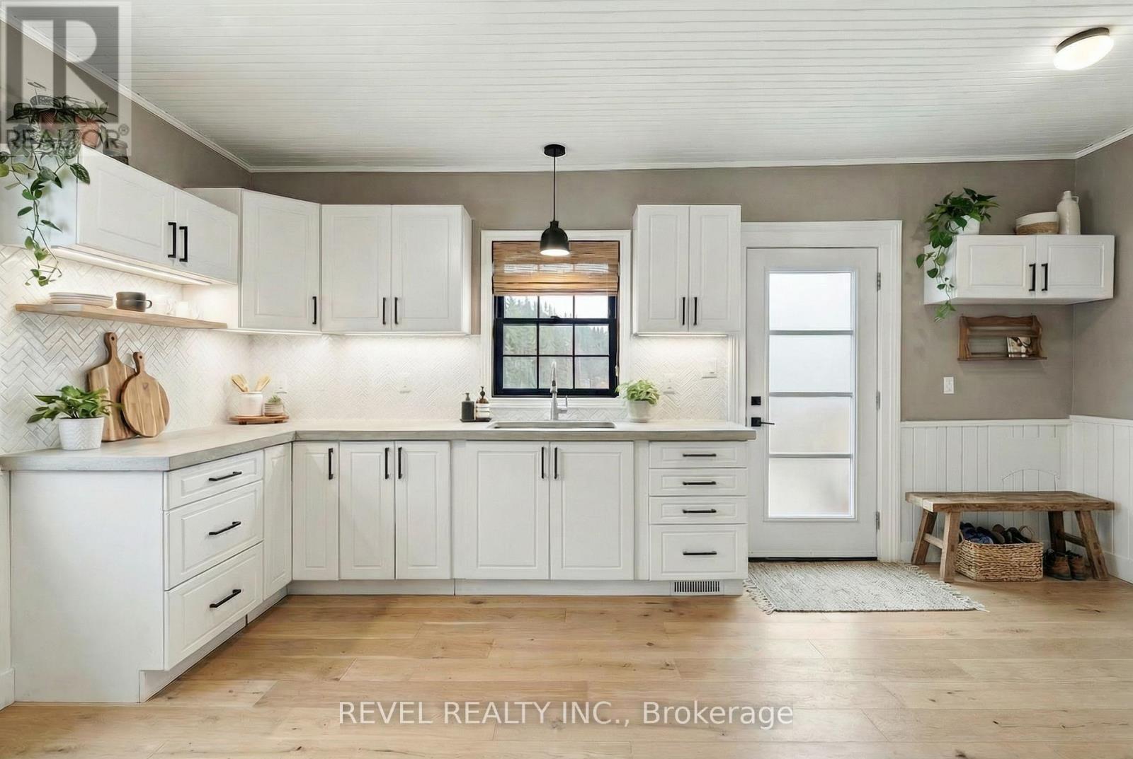 Potential Reno Idea's - 439 Metcalf Street, Tweed (Tweed (Village)), ON - Indoor Photo Showing Kitchen With Upgraded Kitchen