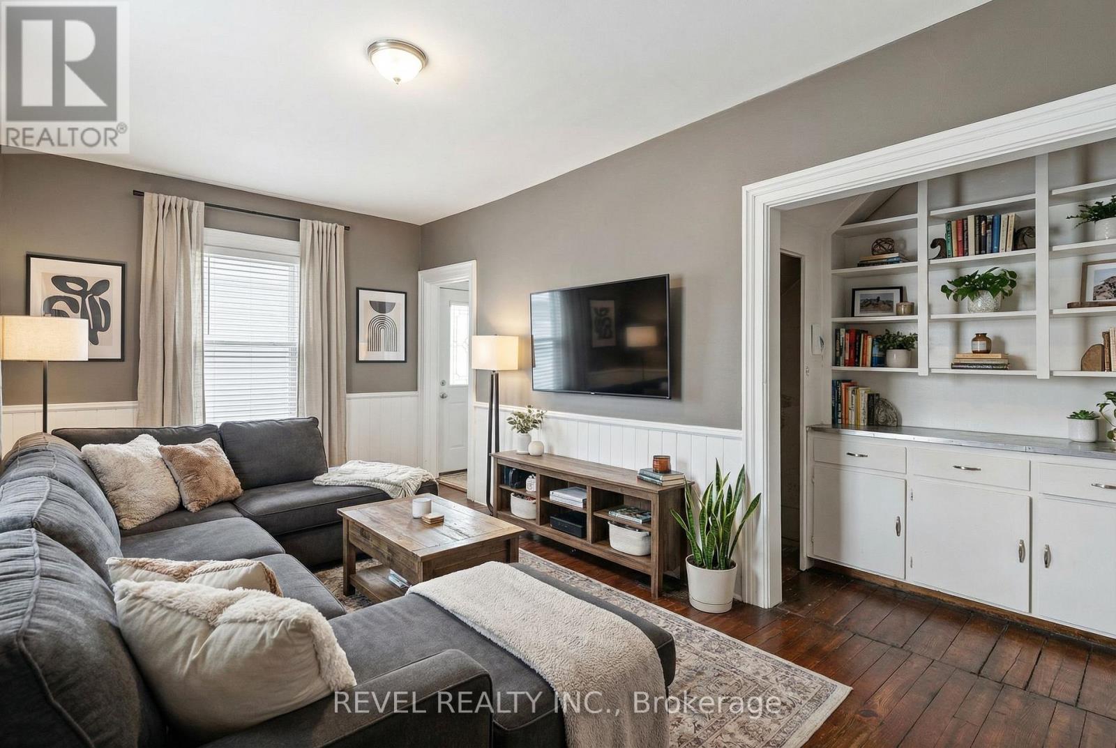 Potential Reno Idea's - 439 Metcalf Street, Tweed (Tweed (Village)), ON - Indoor Photo Showing Living Room