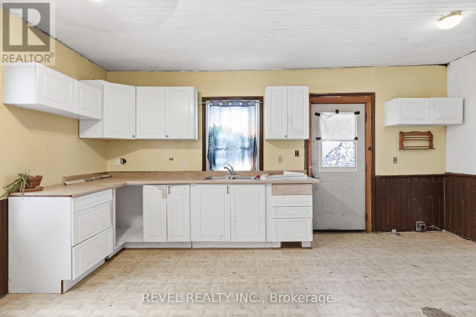 439 Metcalf Street, Tweed (Tweed (Village)), ON - Indoor Photo Showing Kitchen With Double Sink