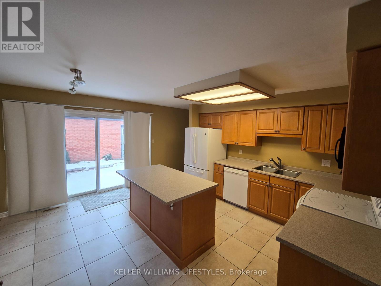 33 - 65 Fiddlers Green Road, London North (North P), ON - Indoor Photo Showing Kitchen With Double Sink