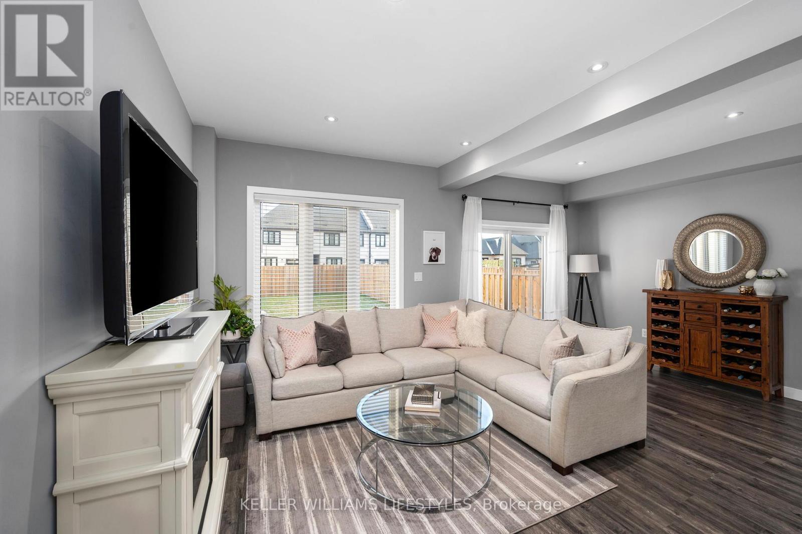 252 Doan Drive, Middlesex Centre, ON - Indoor Photo Showing Living Room