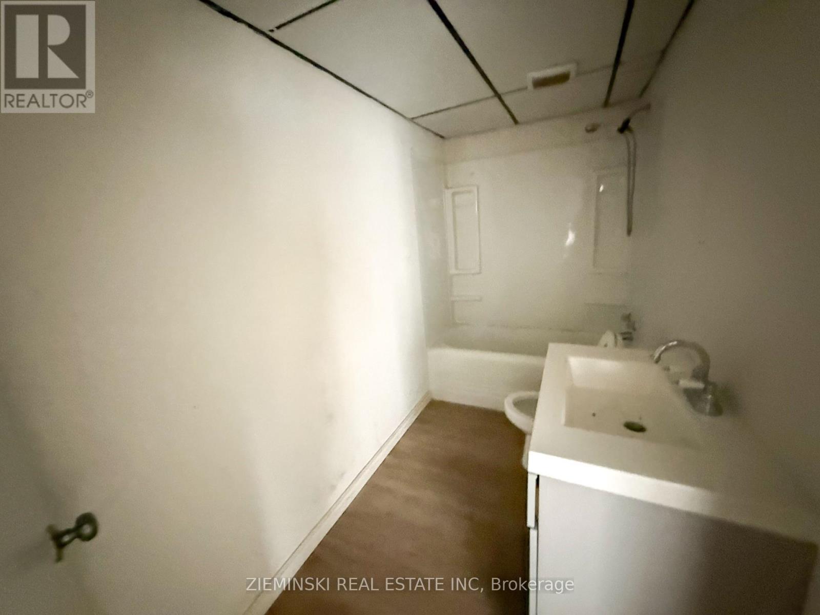 106 Commercial Avenue, Timmins (Ts - Sw), ON - Indoor Photo Showing Bathroom