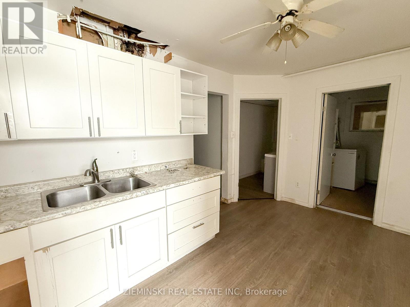 106 Commercial Avenue, Timmins (Ts - Sw), ON - Indoor Photo Showing Kitchen With Double Sink