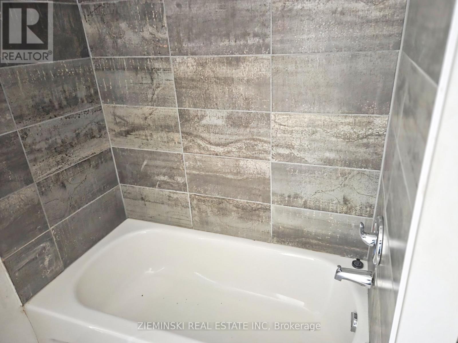 106 Commercial Avenue, Timmins (Ts - Sw), ON - Indoor Photo Showing Bathroom