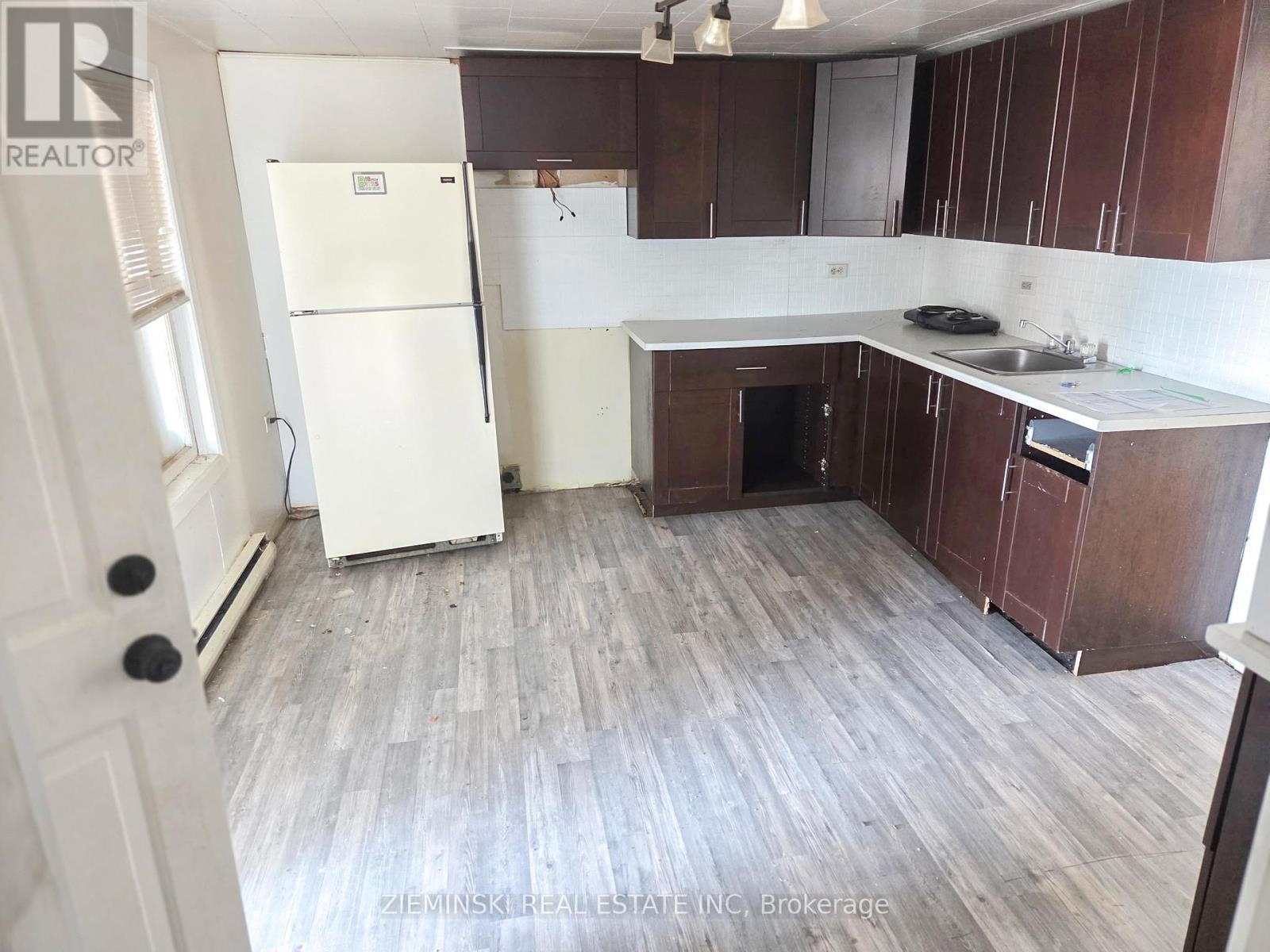 106 Commercial Avenue, Timmins (Ts - Sw), ON - Indoor Photo Showing Kitchen