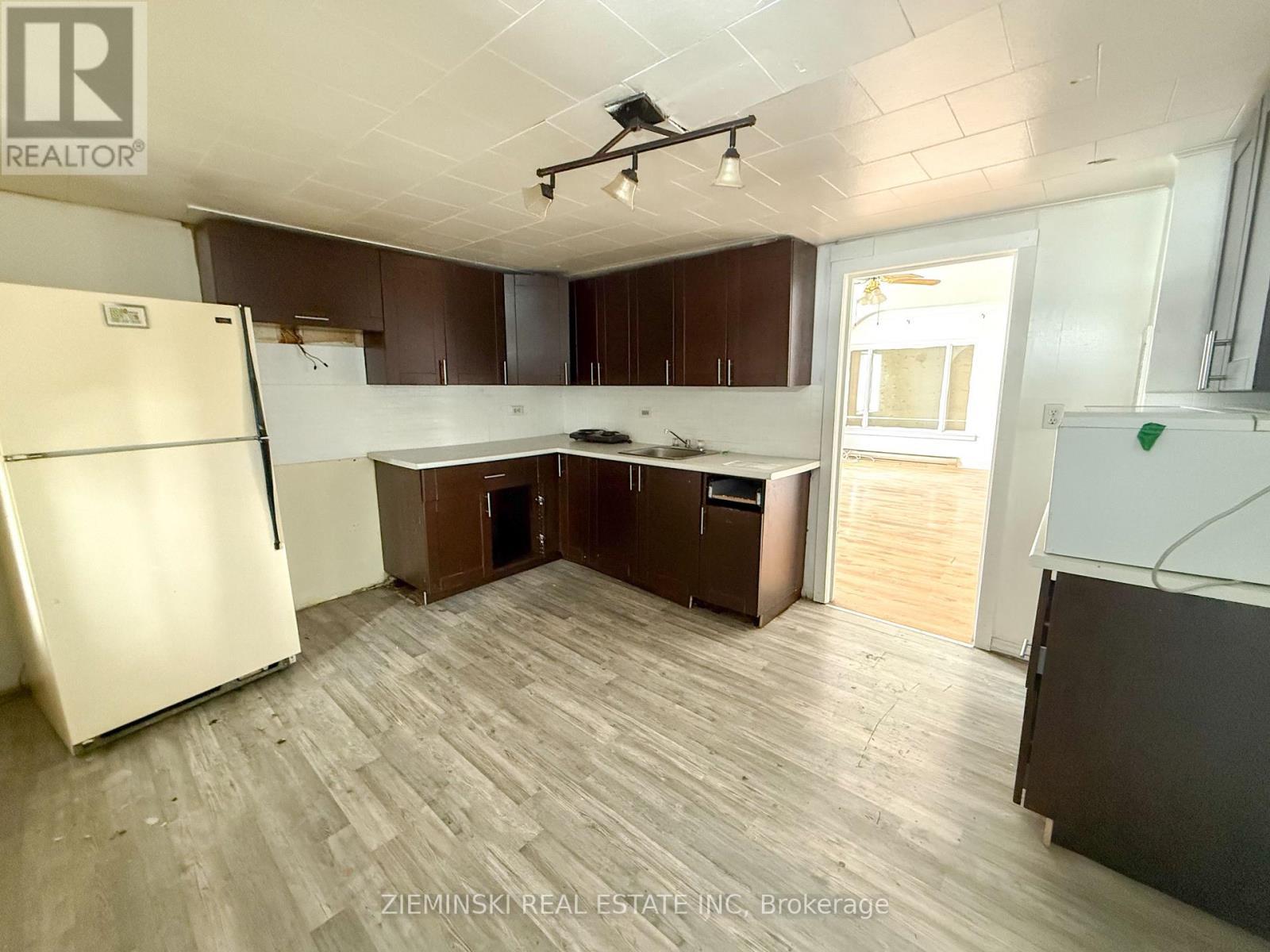 106 Commercial Avenue, Timmins (Ts - Sw), ON - Indoor Photo Showing Kitchen