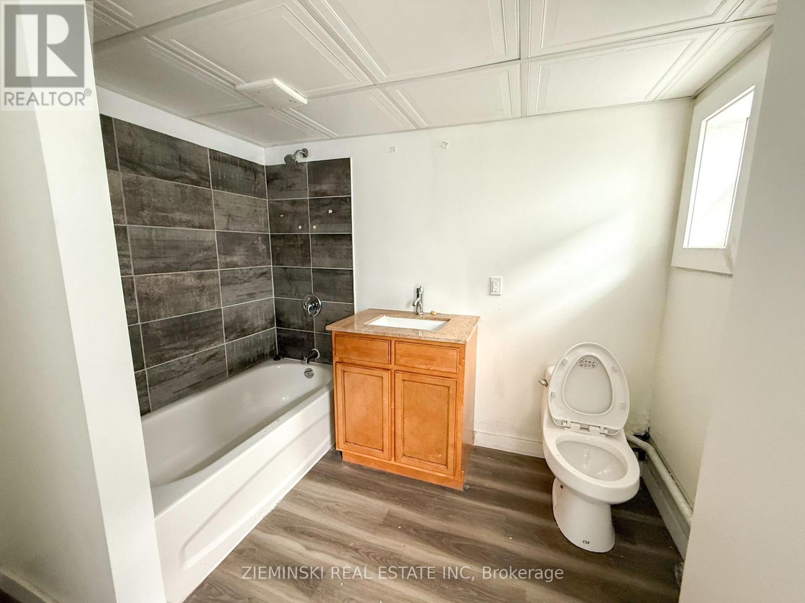 106 Commercial Avenue, Timmins (Ts - Sw), ON - Indoor Photo Showing Bathroom