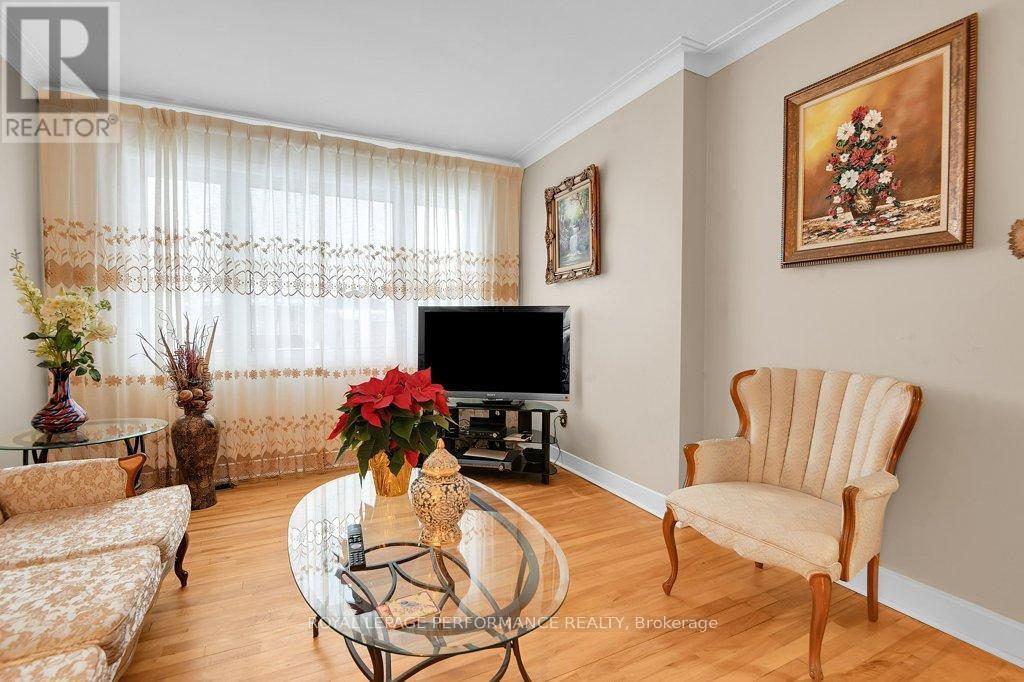 456 Blake Boulevard, Ottawa, ON - Indoor Photo Showing Living Room