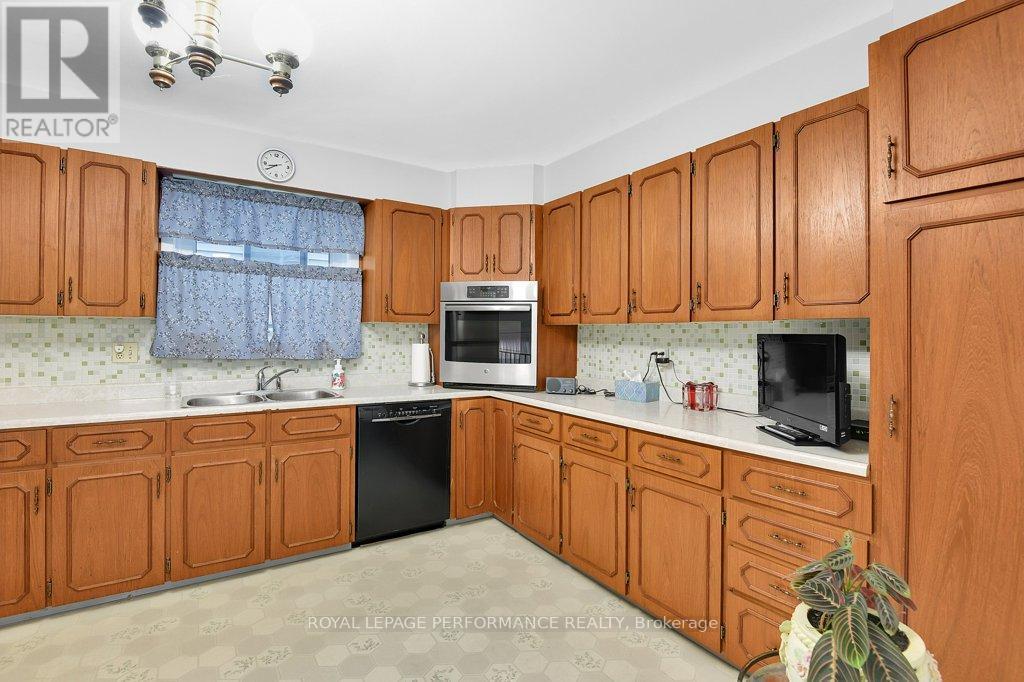 456 Blake Boulevard, Ottawa, ON - Indoor Photo Showing Kitchen With Double Sink