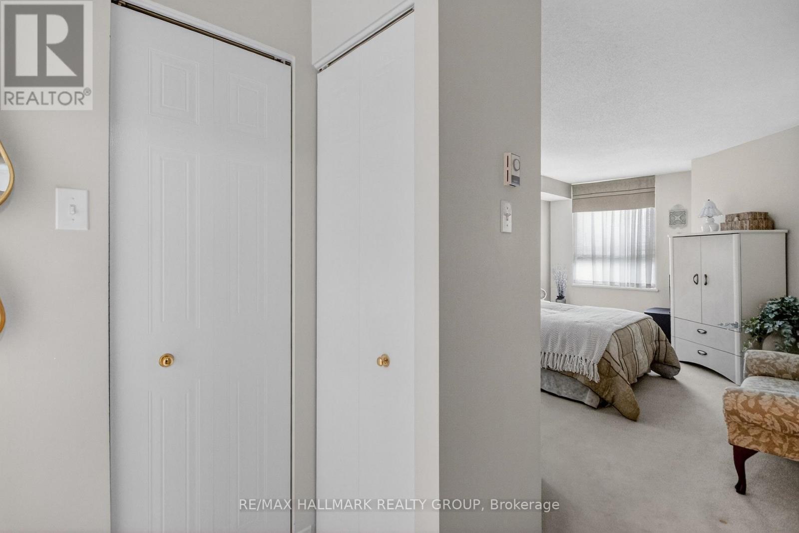 Walk-in closet and linen closet - 617 - 80 Sandcastle Drive, Ottawa, ON - Indoor Photo Showing Bedroom