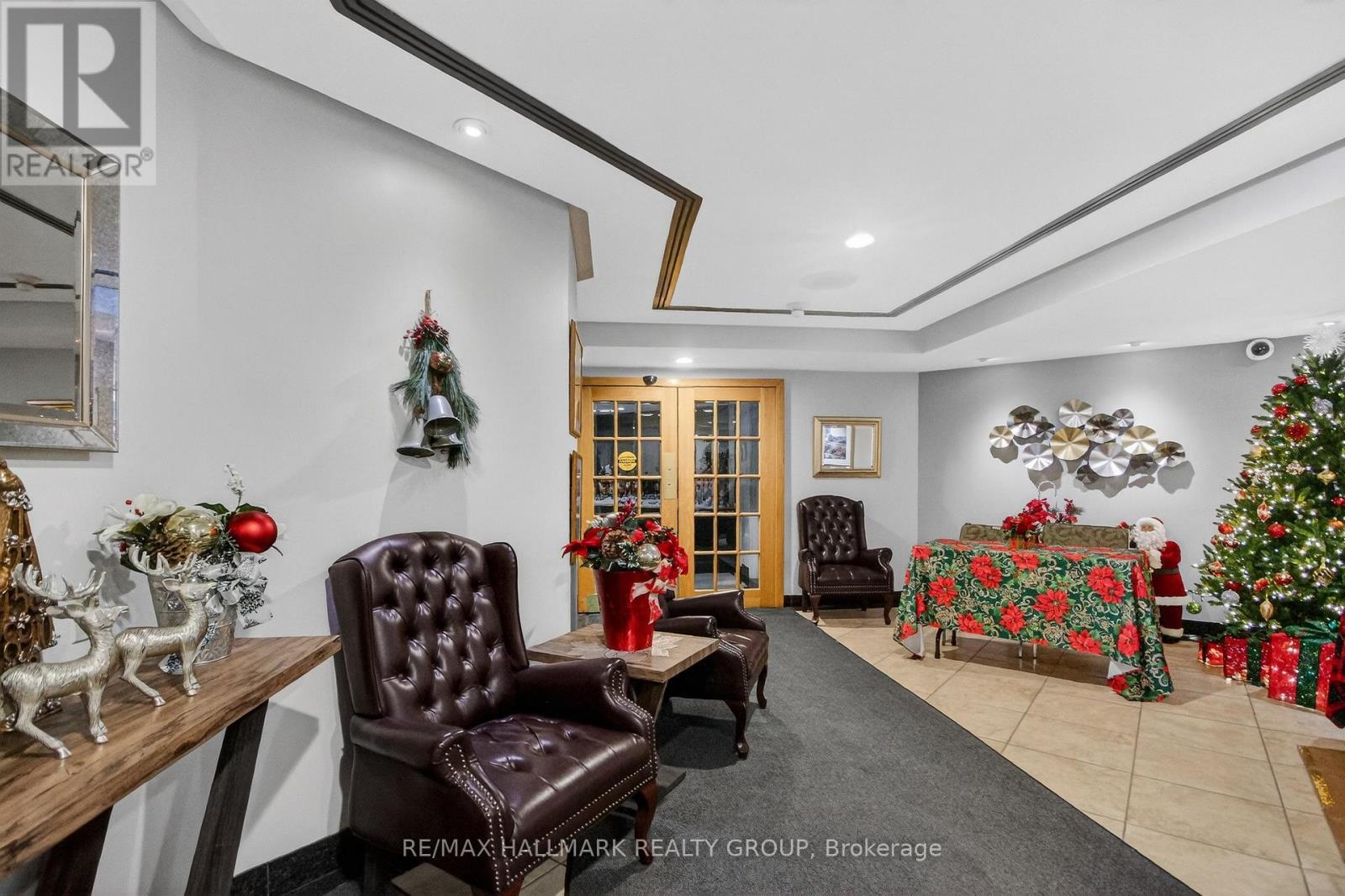 Seasonally decorated lobby area - 617 - 80 Sandcastle Drive, Ottawa, ON - Indoor