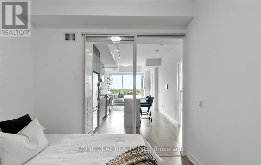 722 - 405 Dundas Street W, Oakville, ON - Indoor Photo Showing Bedroom