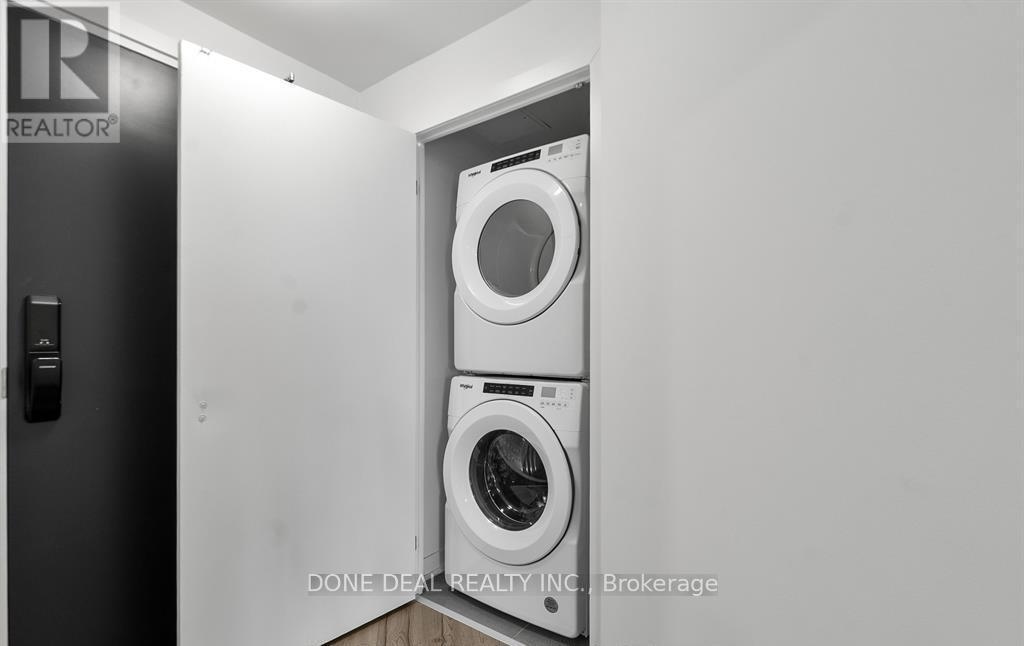 722 - 405 Dundas Street W, Oakville, ON - Indoor Photo Showing Laundry Room