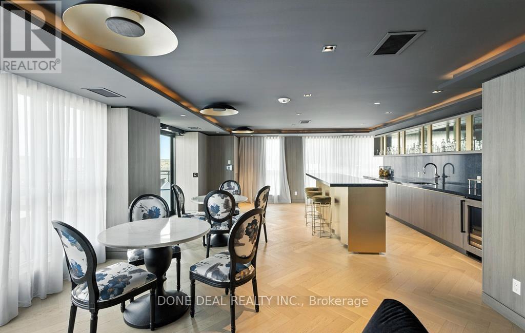 722 - 405 Dundas Street W, Oakville, ON - Indoor Photo Showing Dining Room