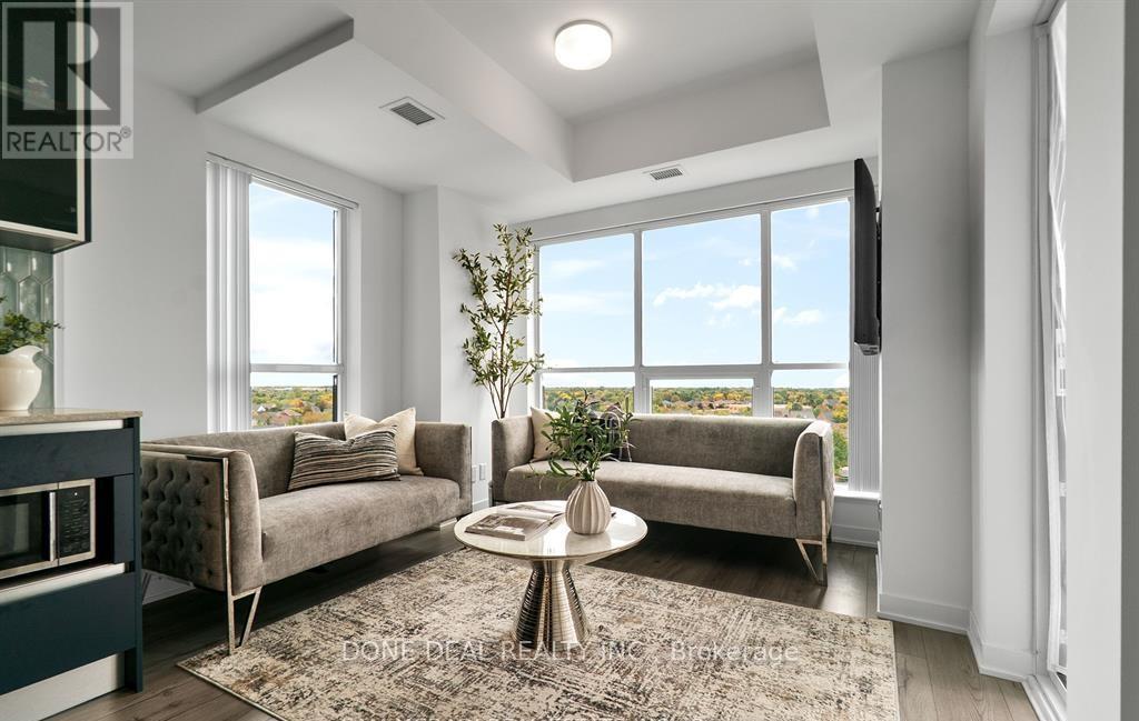 722 - 405 Dundas Street W, Oakville, ON - Indoor Photo Showing Living Room