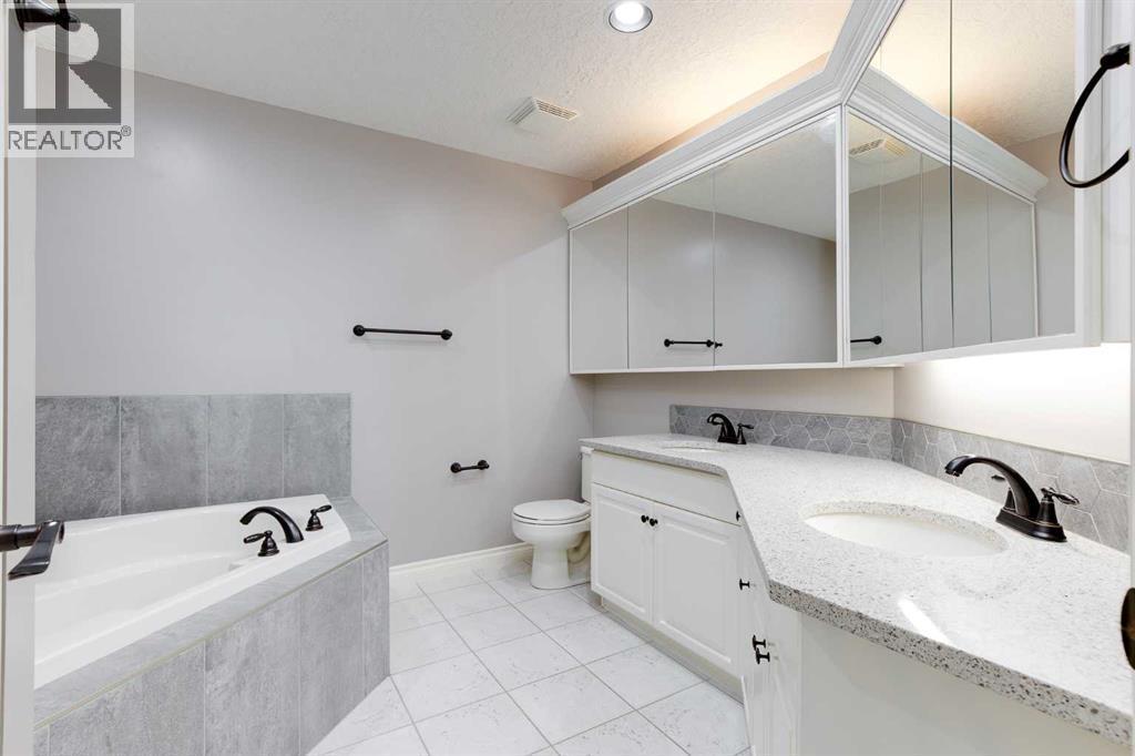 205, 59 22 Avenue Sw, Calgary, AB - Indoor Photo Showing Bathroom