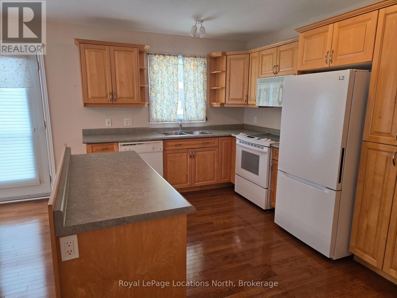 Bright kitchen with 4 appliances - Unit # 23 - 275 Huron Street, Clearview (Stayner), ON - Indoor Photo Showing Kitchen With Double Sink