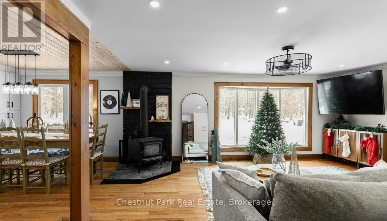 4478 Southwood Road, Muskoka Lakes (Wood (Muskoka Lakes)), ON - Indoor Photo Showing Living Room
