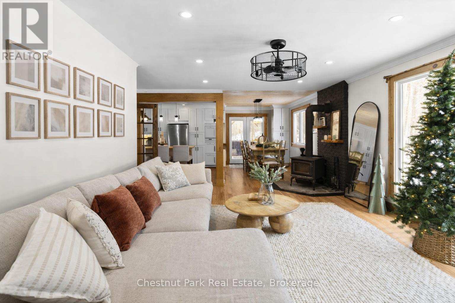 4478 Southwood Road, Muskoka Lakes (Wood (Muskoka Lakes)), ON - Indoor Photo Showing Living Room